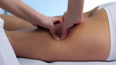 bacak üzerinde kadın hamstrings masaj eller