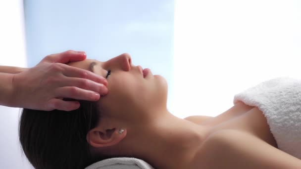 Mulher tendo relaxante massagem facial — Vídeo de Stock