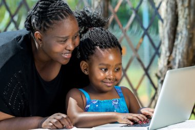 Afrika anne ve çocuk laptop arıyorum.