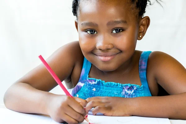 Criança africana segurando lápis vermelho — Fotografia de Stock