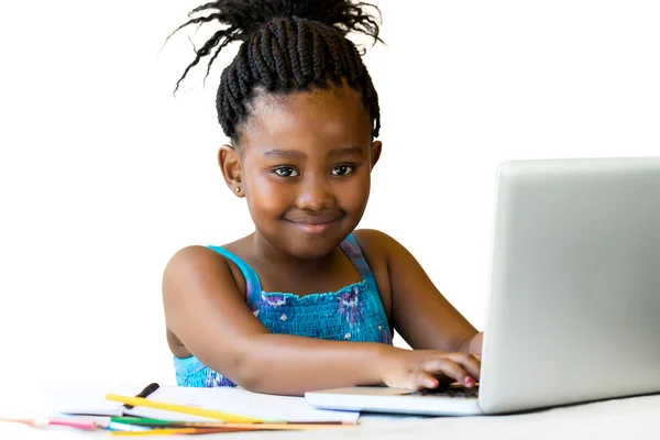 Afrikaanse meisje zit met de handen op toetsenbord. — Stockfoto