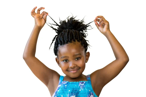 Afrikanisches Mädchen spielt mit geflochtenen Haaren. — Stockfoto