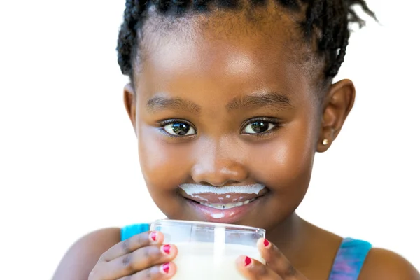 Doce menina africana com bigode de leite . — Fotografia de Stock