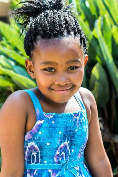 Mavi elbiseli küçük Afrikalı kız — Stok fotoğraf