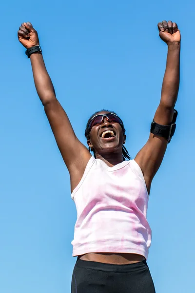 Afričanka zobrazeno vítězný postoj. — Stock fotografie