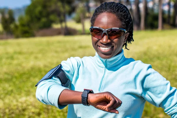 Africano menina adolescente pronto para a corrida da manhã . — Fotografia de Stock