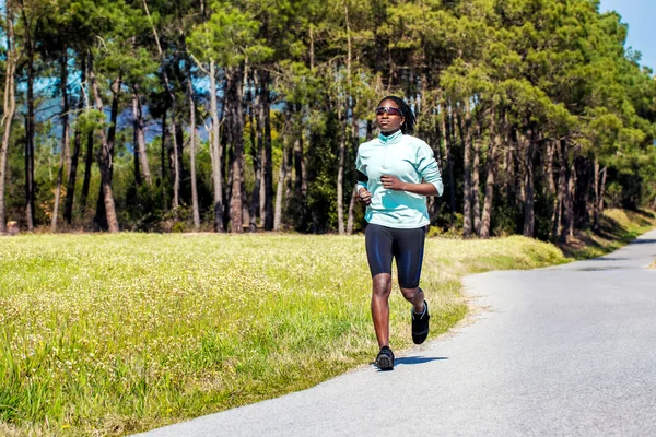 Africana adolescente chica corriendo en el campo . —  Fotos de Stock