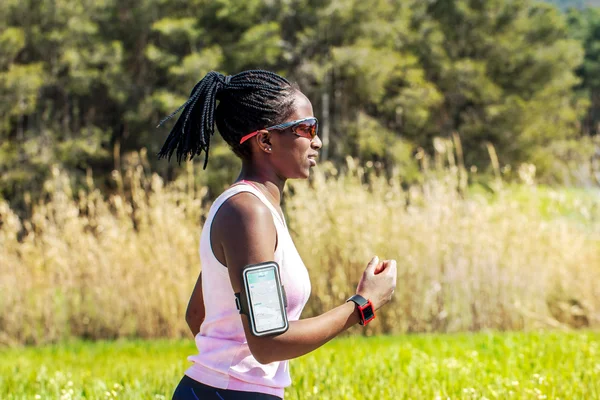 Αφρικανική teen τρέχει με το tracker δραστηριοτήτων φυσικής κατάστασης. — Φωτογραφία Αρχείου