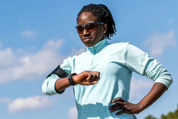 Donna africana che rivede i risultati su smart watch . — Foto Stock