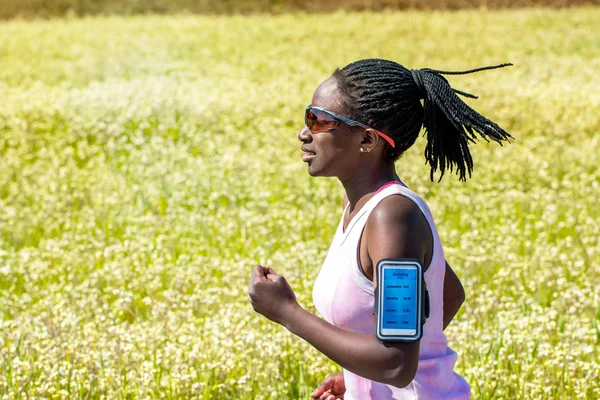 スマート フォンで実行している追跡のアフリカの女性. — ストック写真