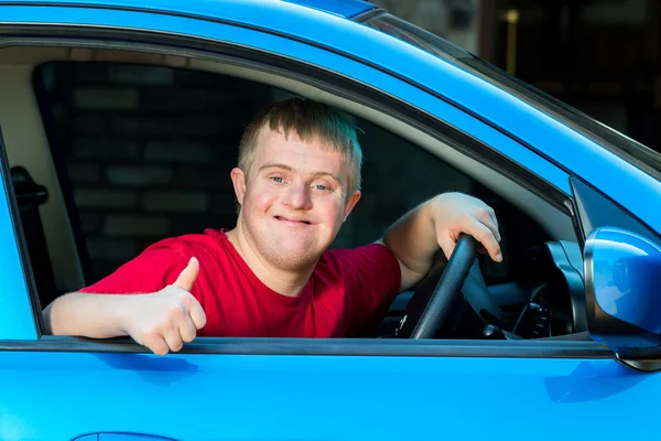Șofer de mașină handicapat face degetul mare în sus . — Fotografie, imagine de stoc