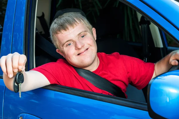 Behinderter Fahrer zeigt Autoschlüssel — Stockfoto