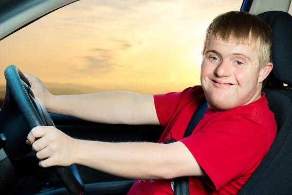 Joven conduciendo vehículo al atardecer . —  Fotos de Stock