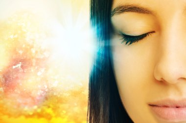 kadının gözleri kapalı meditasyon