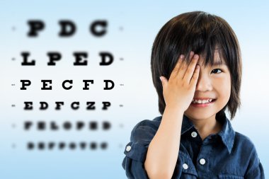 Asya yakışıklı göz testi yapıyor.