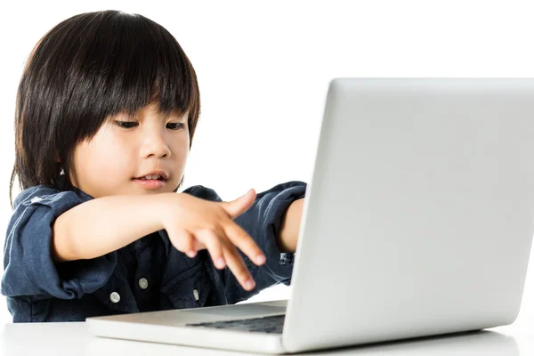 Asiatiska boy spelar på laptop. — Stockfoto