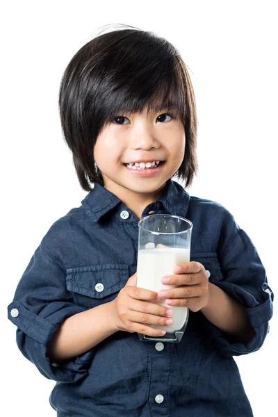 Asiatische junge mit Glas der Milch. — Stockfoto