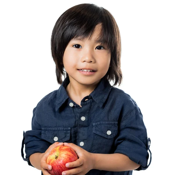 Lindo asiático chico holding manzana . — Foto de Stock