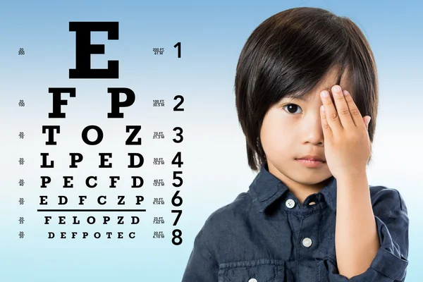 Asiático niño revisando vista . — Foto de Stock