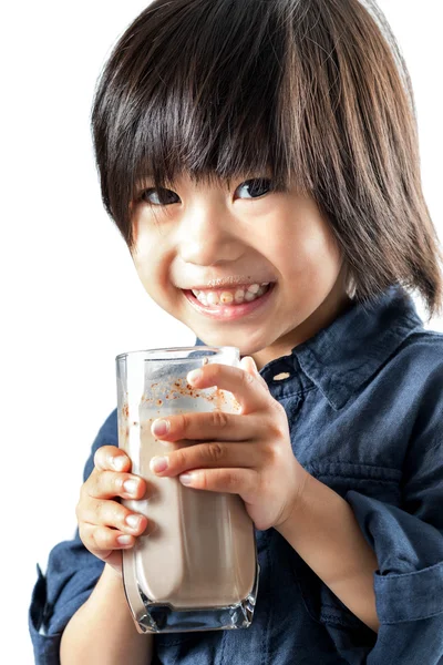 Leuke Aziatische kereltje chocolade melk drinken. — Stockfoto