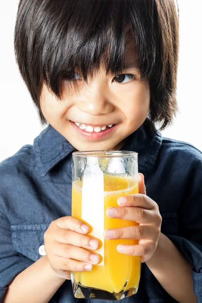 Pequeño asiático chico con naranja jugo . — Foto de Stock