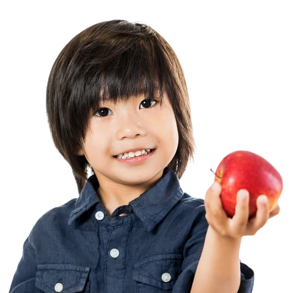 Ásia menino mostrando vermelho maçã . — Fotografia de Stock
