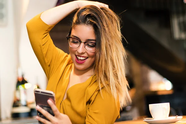 Carino giovanissima ragazza taking selfie in coffee shop . — Foto Stock