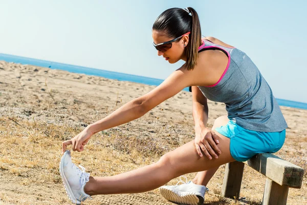 Atleta femminile tendendo i tendini del ginocchio . — Foto Stock