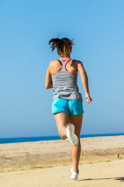 Atleta feminina correndo . — Fotografia de Stock