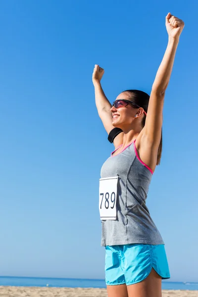 Kvinnliga löpare visar vinnande attityd. — Stockfoto