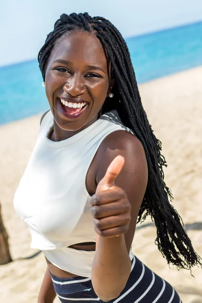 Afrikanisches Mädchen macht Daumen hoch — Stockfoto