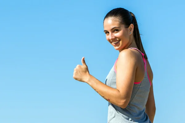 Fitness ragazza facendo pollici su — Foto Stock