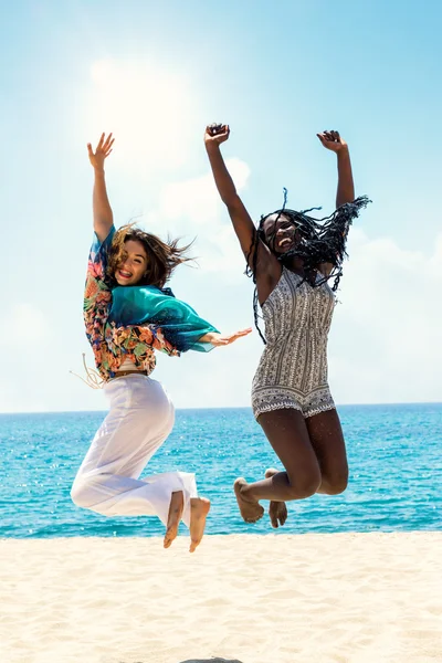 Diversidade adolescentes pulando na praia — Fotografia de Stock