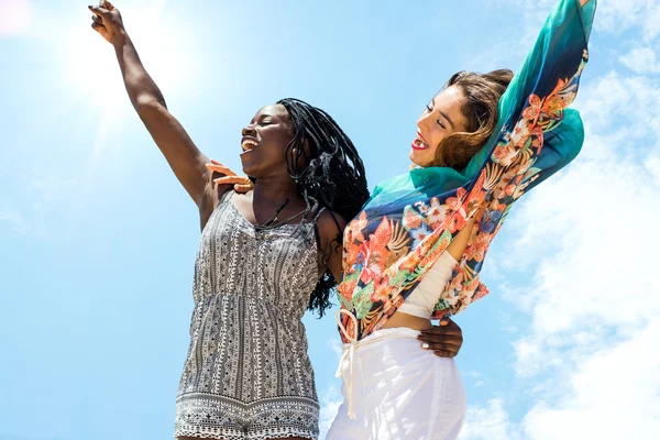 Diversiteit van de energieke vrouwen springen — Stockfoto