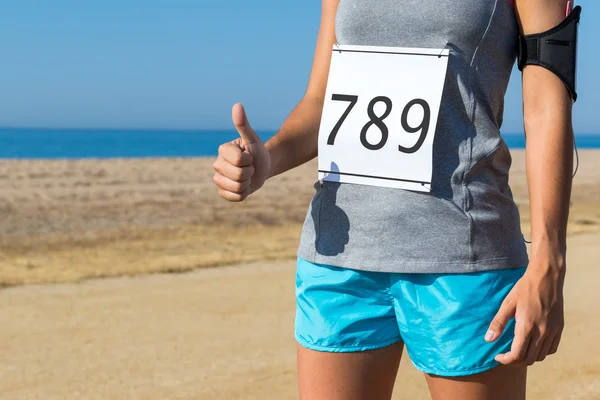 Atleta donna che fa pollici in su — Foto Stock