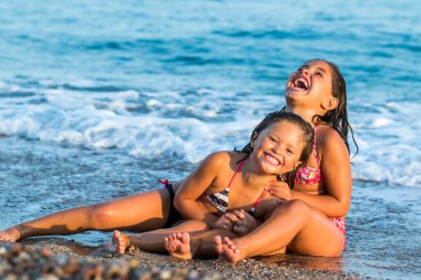 iki kızla birlikte gülmek