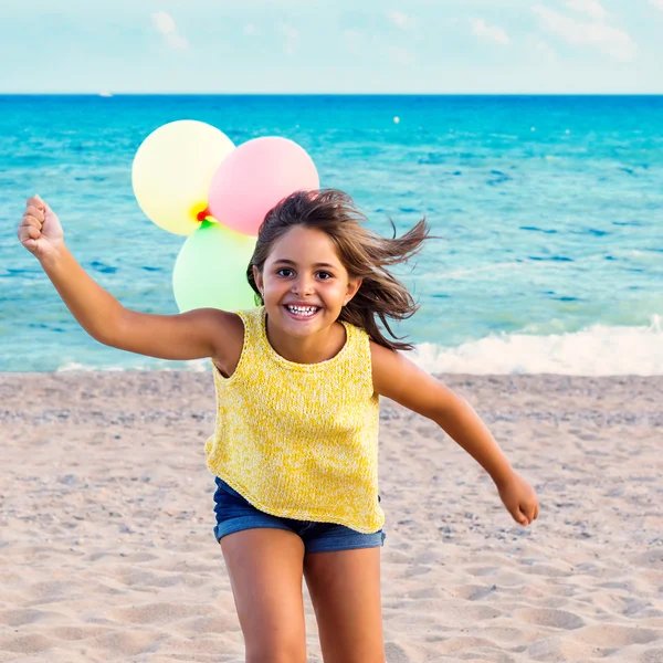 Flicka kör med ballonger. — Stockfoto