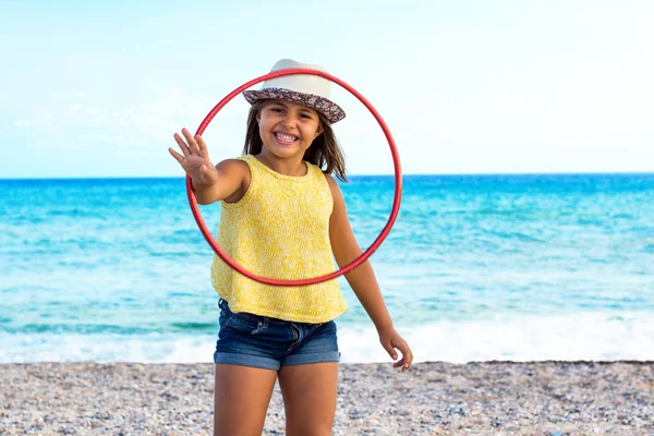 Mädchen spielt mit tanzendem Ring. — Stockfoto