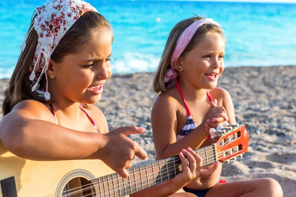 Cute girls singing together — Stock Photo, Image