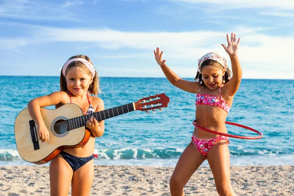 Girls dancing and singing — Stock Photo, Image