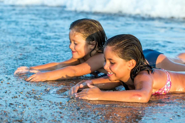 Ragazze in cerca di conchiglie — Foto Stock