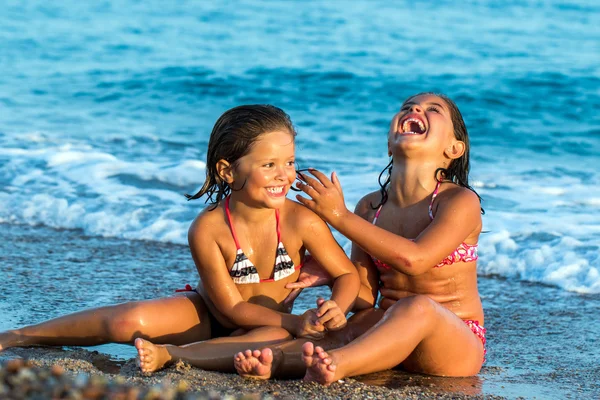 İki kız kardeş birlikte gülüyor — Stok fotoğraf