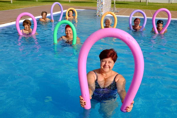 Группа пенсионеров собирается делать упражнения в бассейне . — стоковое фото