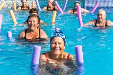 Grup yaşlılar aqua gym.t yapıyor