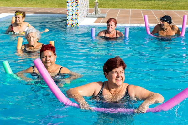 Grupo de personas mayores haciendo aqua gym.t —  Fotos de Stock