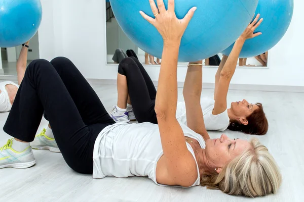 Femmes d'âge moyen travaillant dans la salle de gym . — Photo