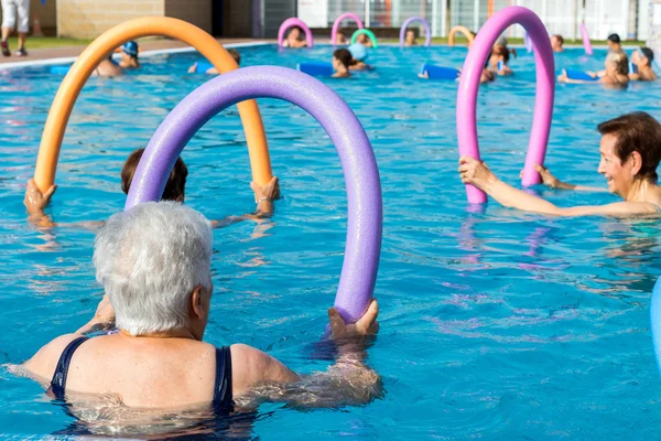 Mujeres mayores haciendo ejercicio —  Fotos de Stock