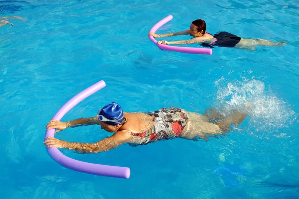 Twee senior vrouwen doen zwemmen — Stockfoto