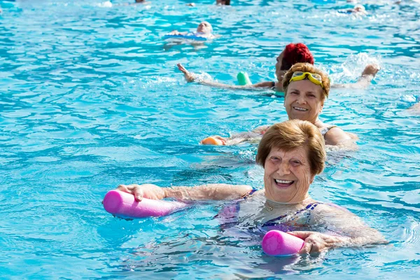 Старшие женщины поддерживают форму в бассейне . — стоковое фото