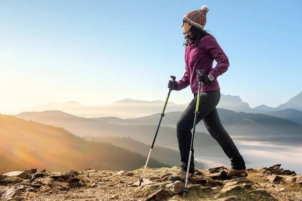 Ganzes Porträt Einer Wanderin Die Mit Stöcken Auf Felsen Geht — Stockfoto